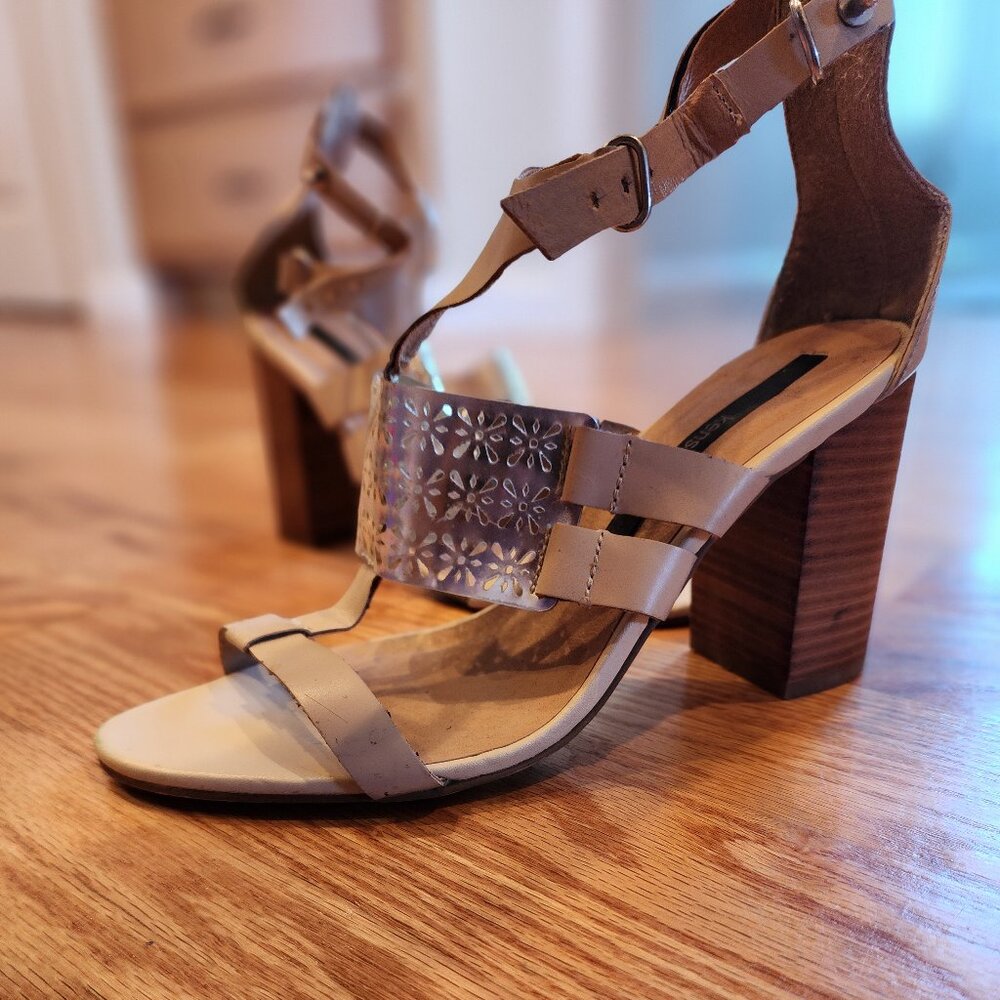 Kensie block heel sandal with metallic cutout portion, size 9